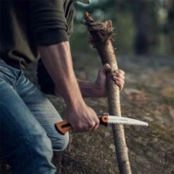 Scie Fiskars Xtract SW73 -France Camping Soldes Boutique scie pliable fiskars xtract sw73